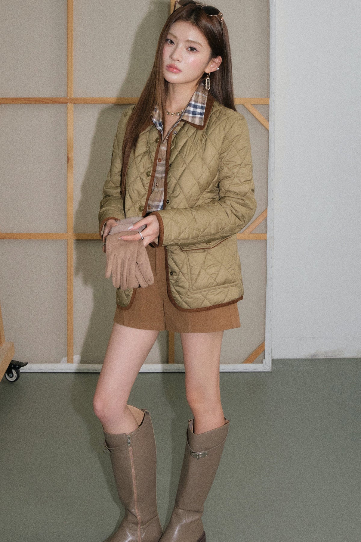 Completo con camicia, pantaloncini marroni a gamba dritta e vita alta e giacca