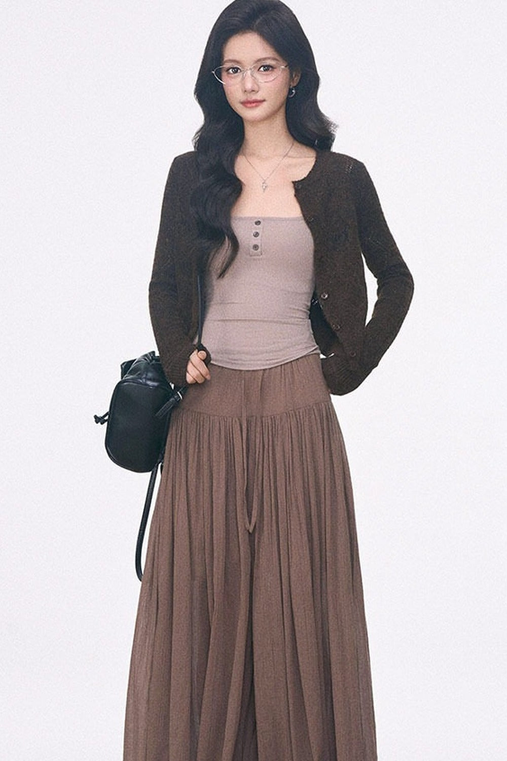 Ensemble coordonné avec cardigan en maille ajourée à manches longues, caraco et jupe-culotte