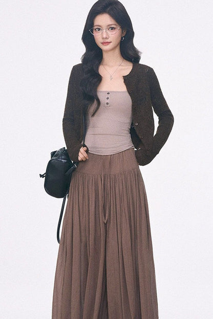 Ensemble coordonné avec cardigan en maille ajourée à manches longues, caraco et jupe-culotte