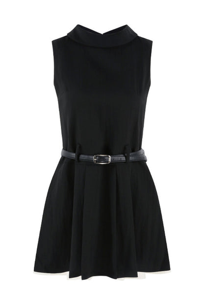 Plissiertes Kleid mit Gürtel im französischen Stil