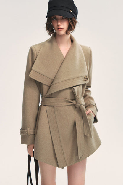 Asymmetrischer Wollmantel mit großem Revers und Bindegürtel