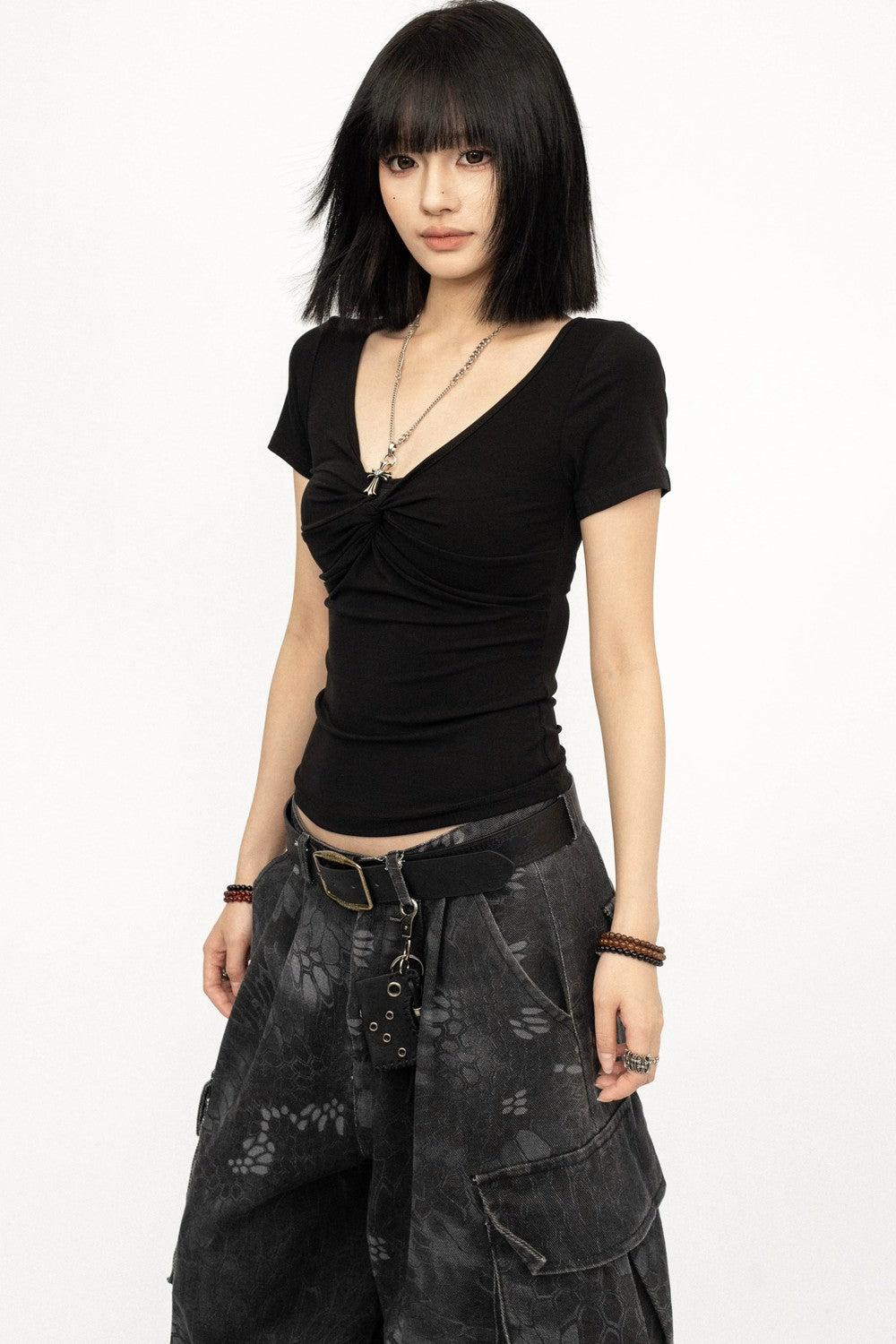 Top Y2K nero con scollo a V