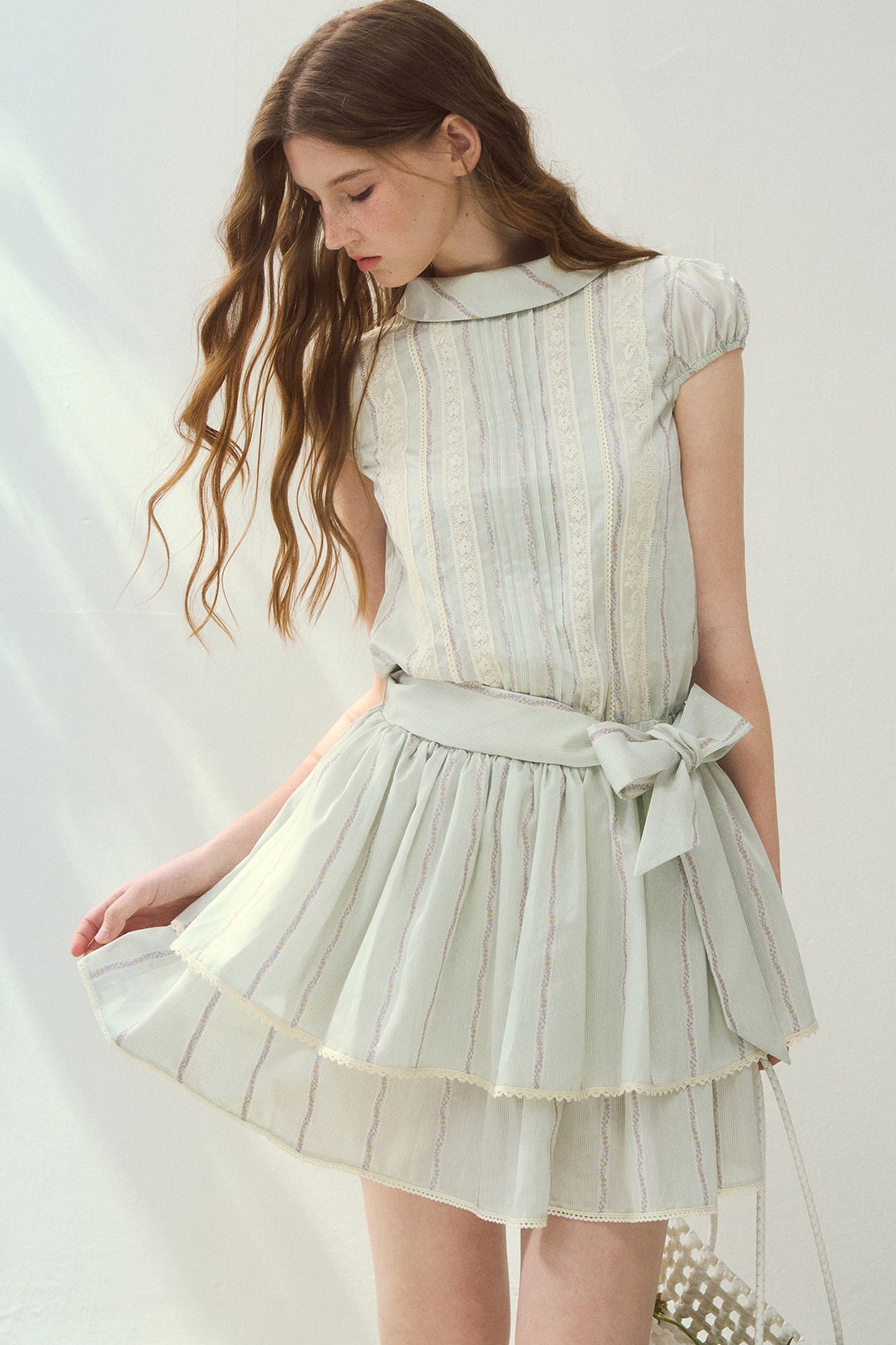 Lyocell-Spitzenkleid mit Biesenfalten und halbhohem Kragen
