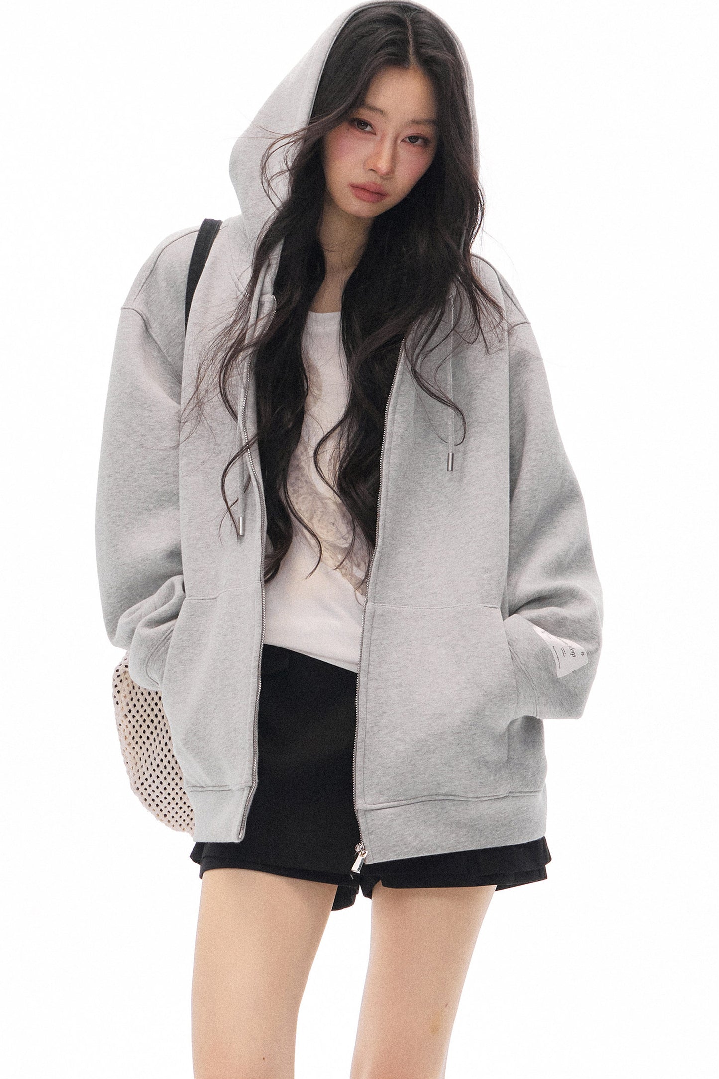 Ensemble cardigan-veste à capuche gris à manches longues et short noir