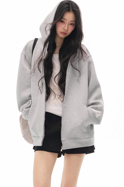 Ensemble cardigan-veste à capuche gris à manches longues et short noir