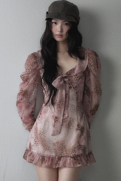Abito rosa con stampa leopardata, fiocco e scollo a U