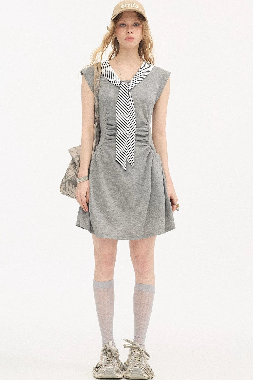 Vestido de cuello en V con mangas con volantes