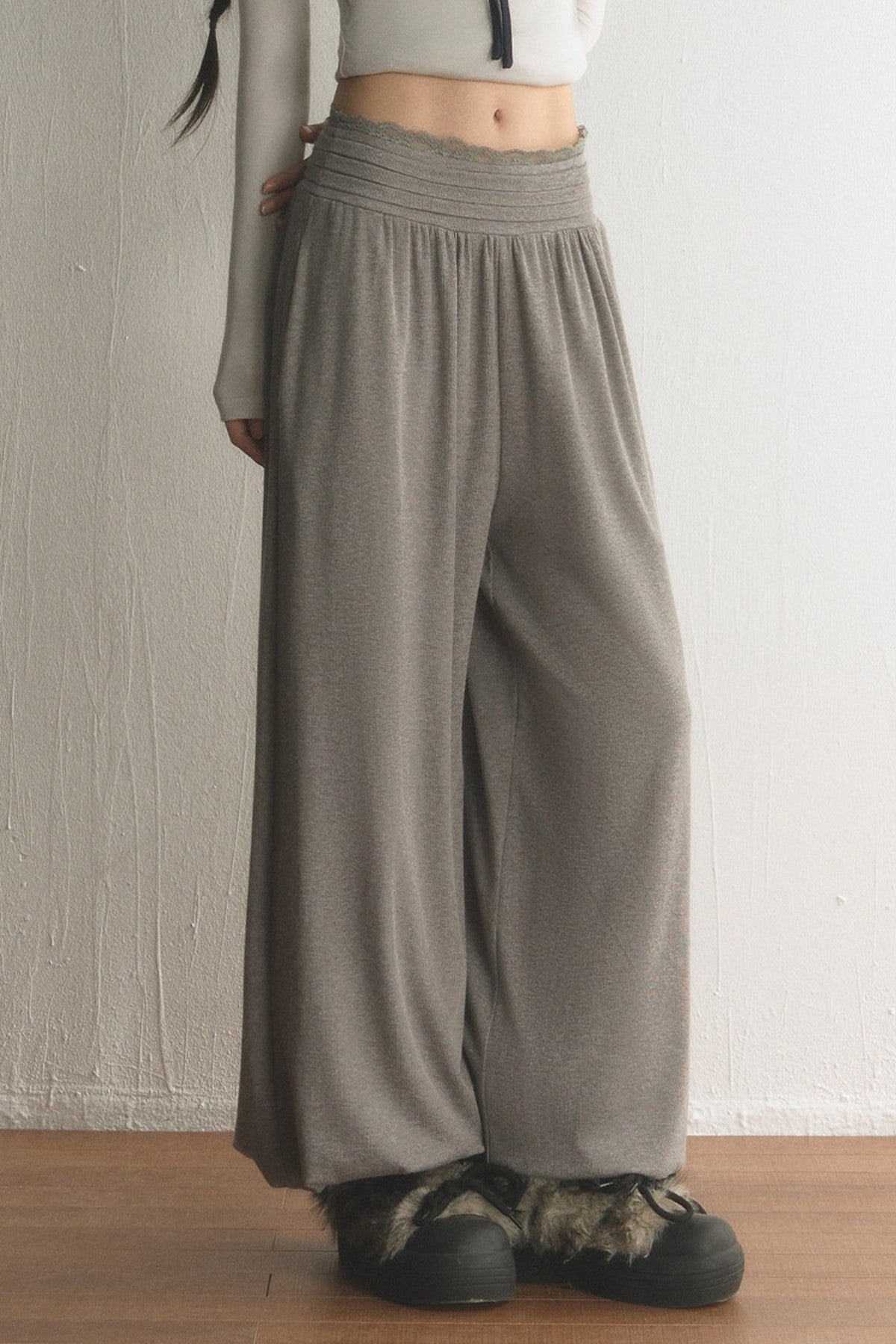 High-Waist-Hose mit weitem Bein und Spitzenbesatz