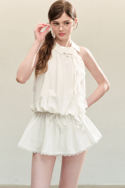 Completo con top halter bianco senza maniche e gonna corta