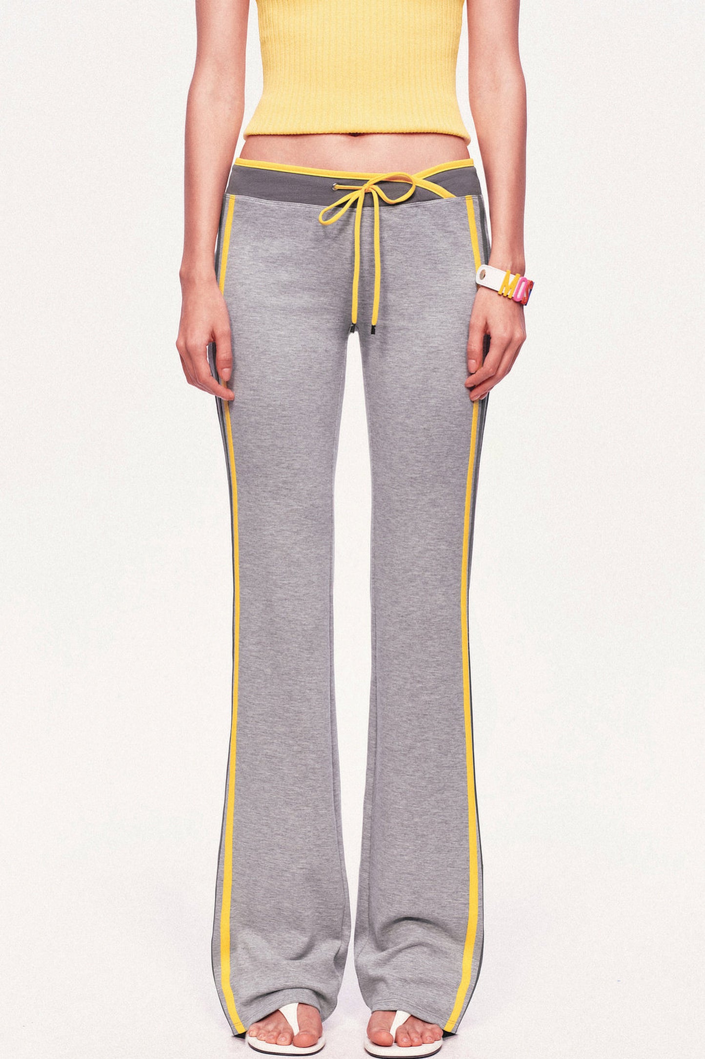 Pantaloni dritti a vita bassa con coulisse e doppia fascia in vita