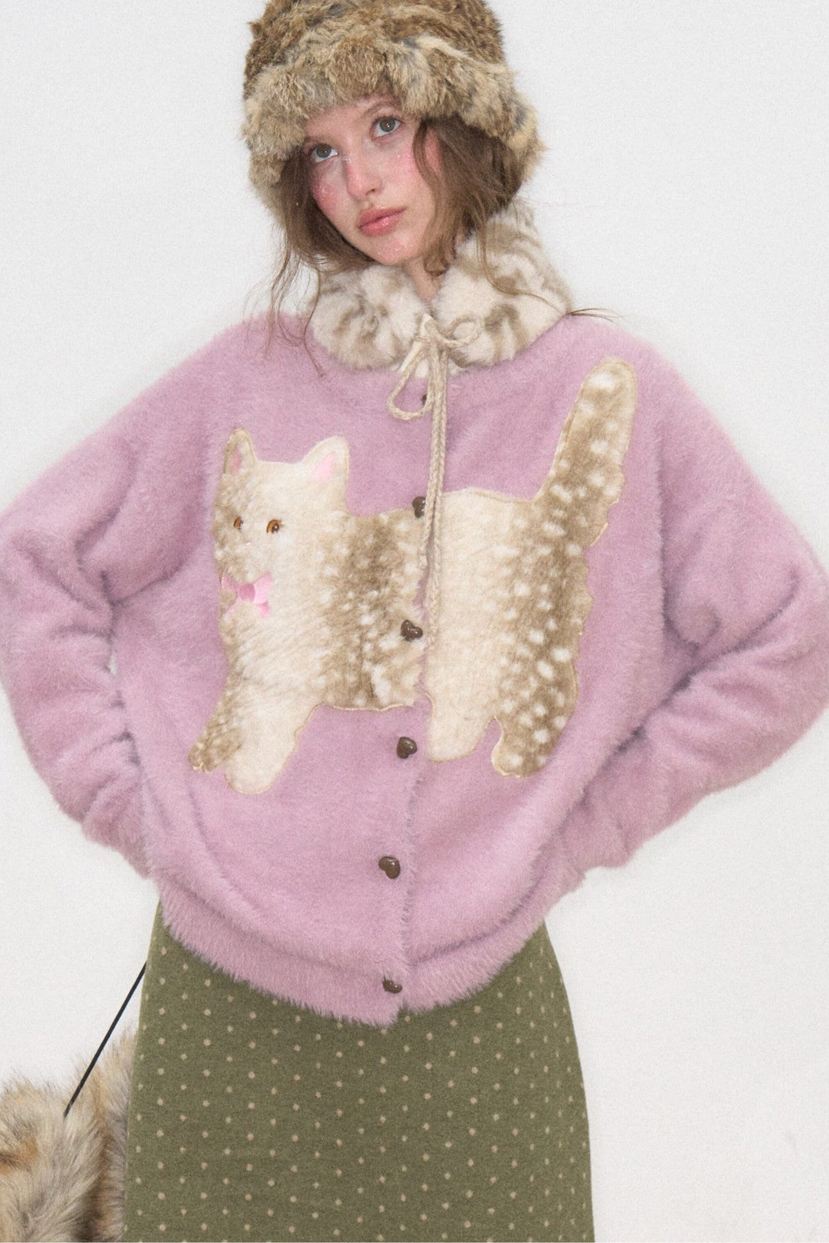 Strickjacke mit lila Katzenapplikation