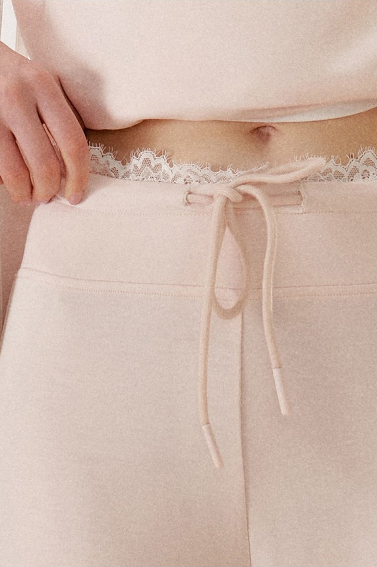 Conjunto de camiseta asimétrica y pantalones de capa de aire