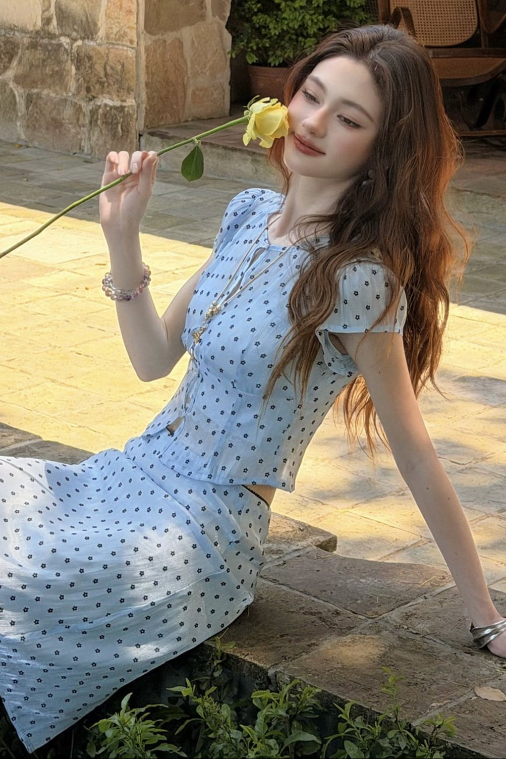 Completo con top e gonna blu acqua a pois e floreale