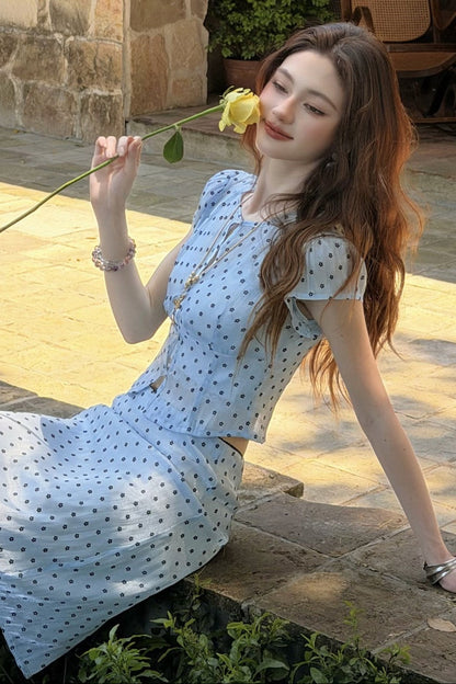Completo con top e gonna blu acqua a pois e floreale