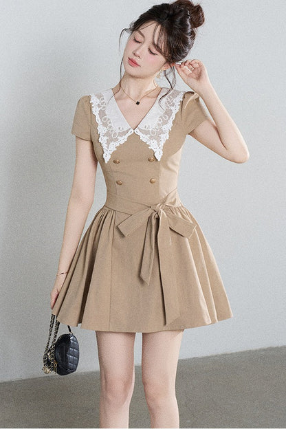 Spitzenkleid in A-Linie mit Bubikragen