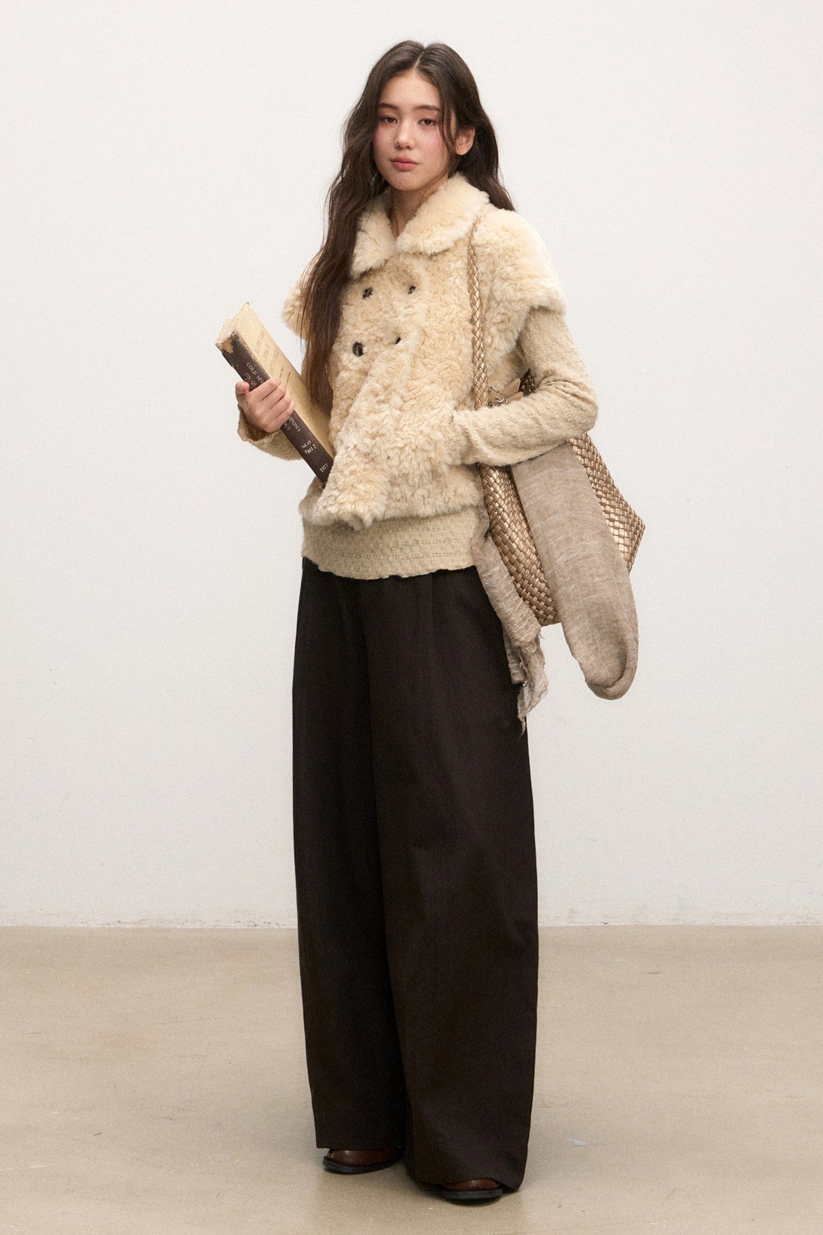 Conjunto de pantalones de pierna ancha y chaqueta marrón oscuro