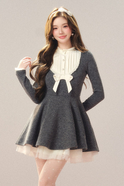 Robe grise à nœud à la taille