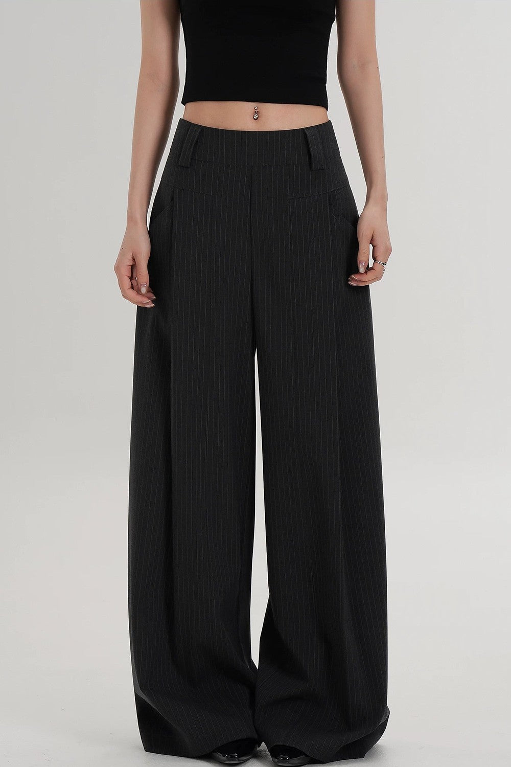 Hoch taillierte gestreifte Hose mit weitem Bein