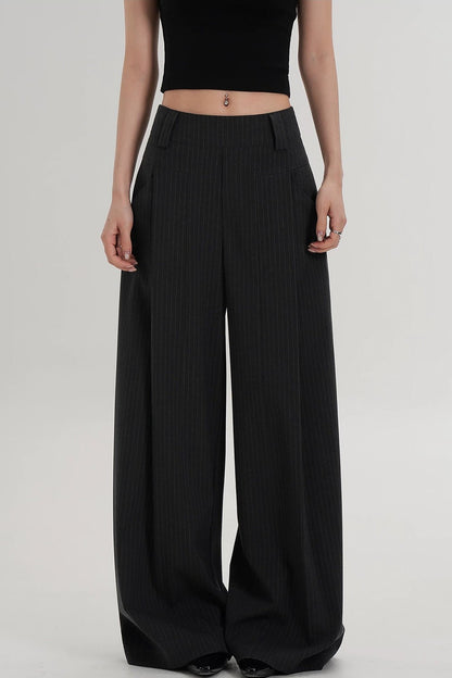 Hoch taillierte gestreifte Hose mit weitem Bein