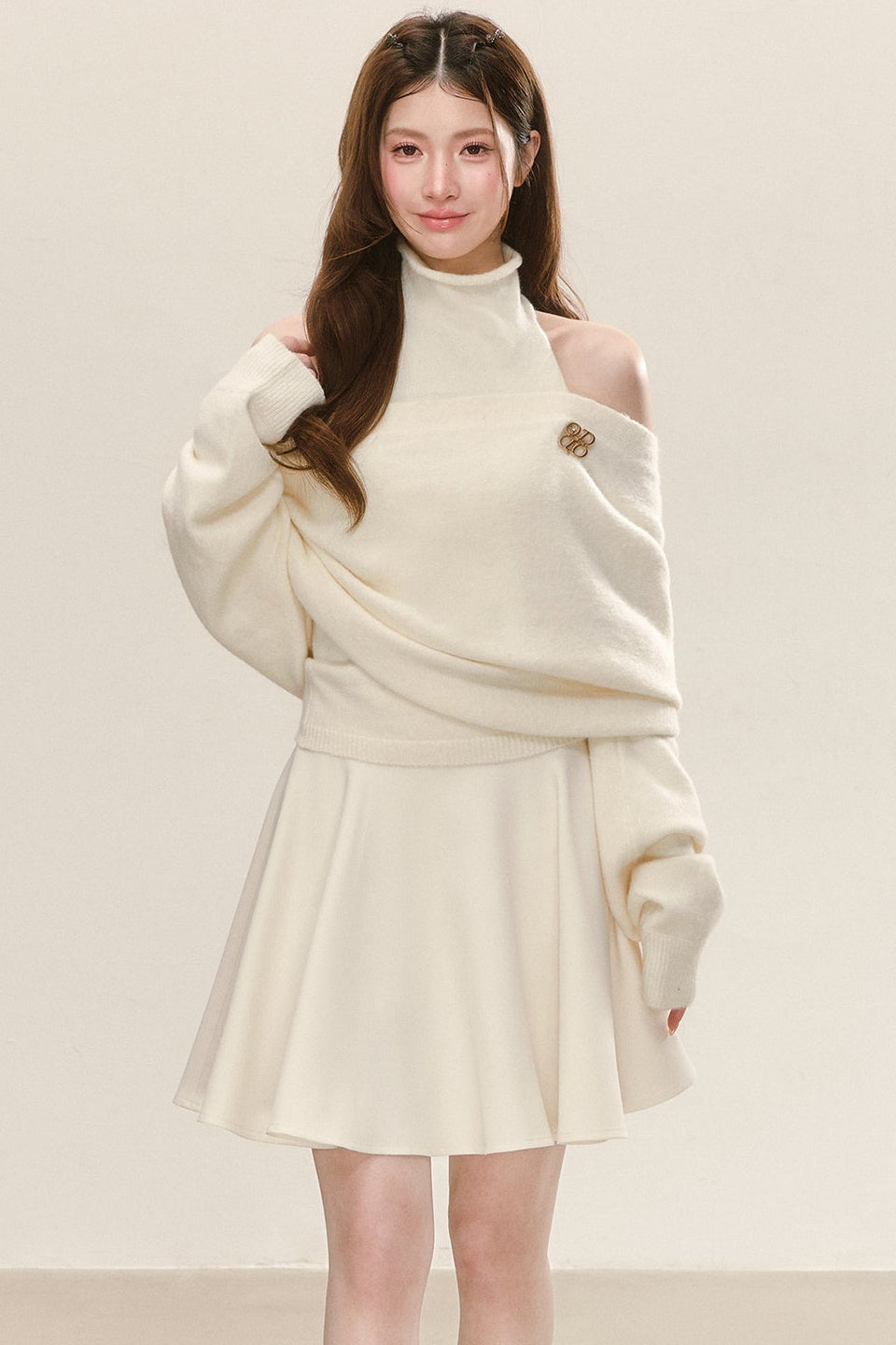 Cremefarbenes ärmelloses Rollkragenkleid mit schulterfreiem Pullover-Set