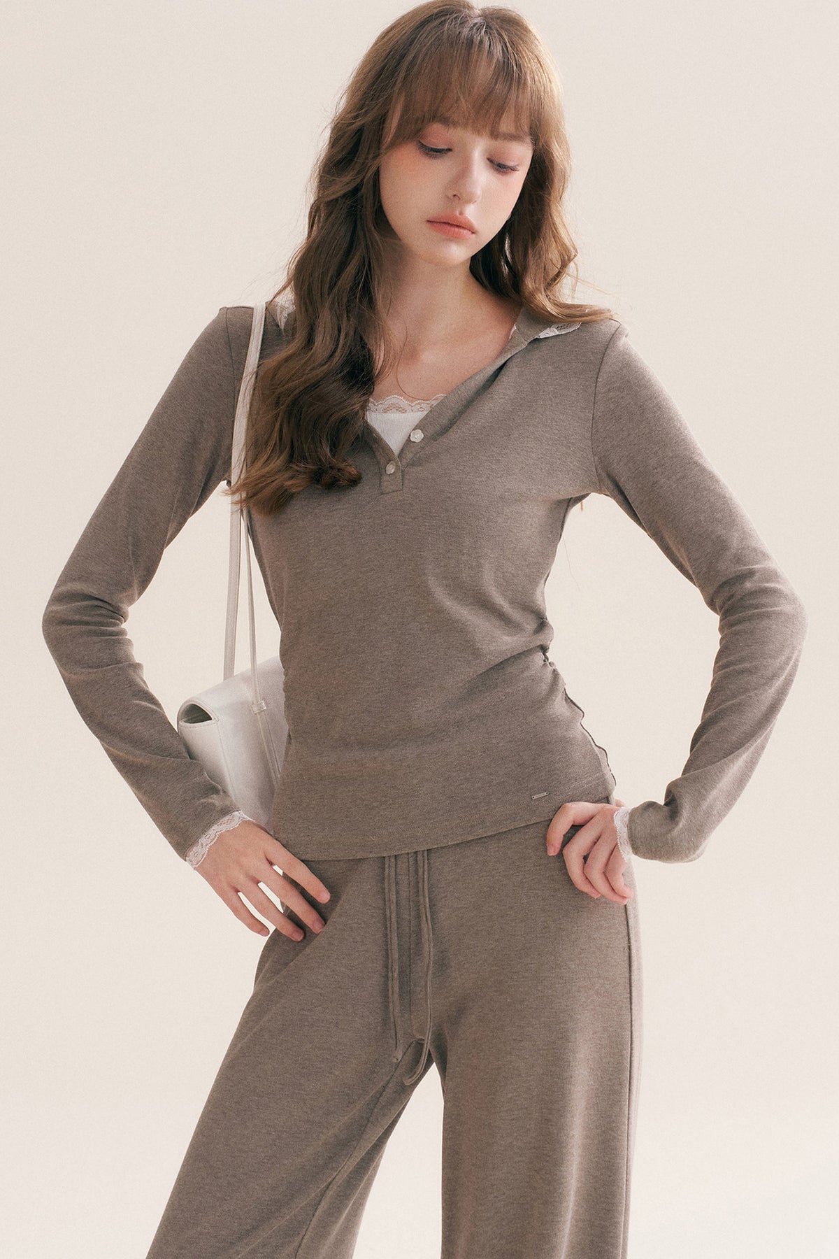 Completo con T-shirt con cappuccio e rifiniture in pizzo e pantaloni dritti