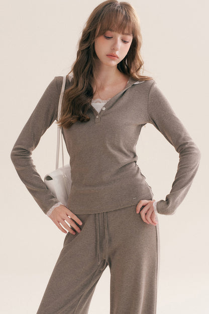 Completo con T-shirt con cappuccio e rifiniture in pizzo e pantaloni dritti