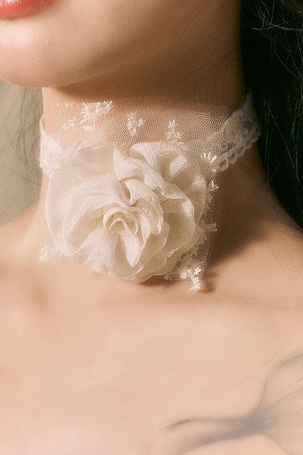 Choker-Halskette mit Spitzen-Rosenblüte zum Binden