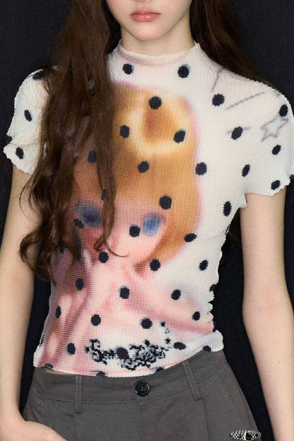 Weißes Pünktchen-T-Shirt mit Puppenaufdruck