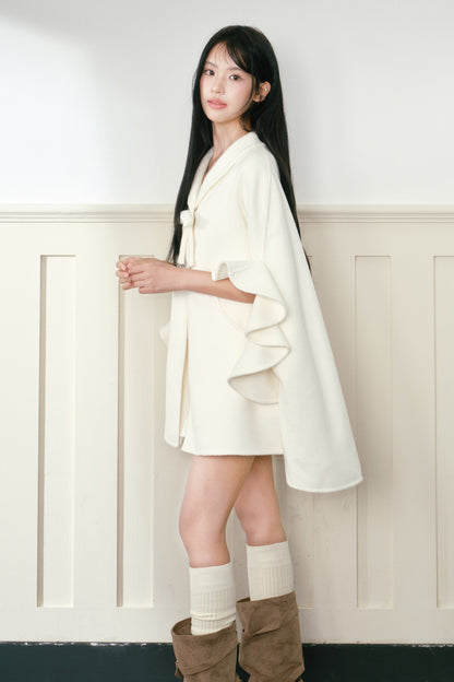 화이트 러플 소매 울 케이프
