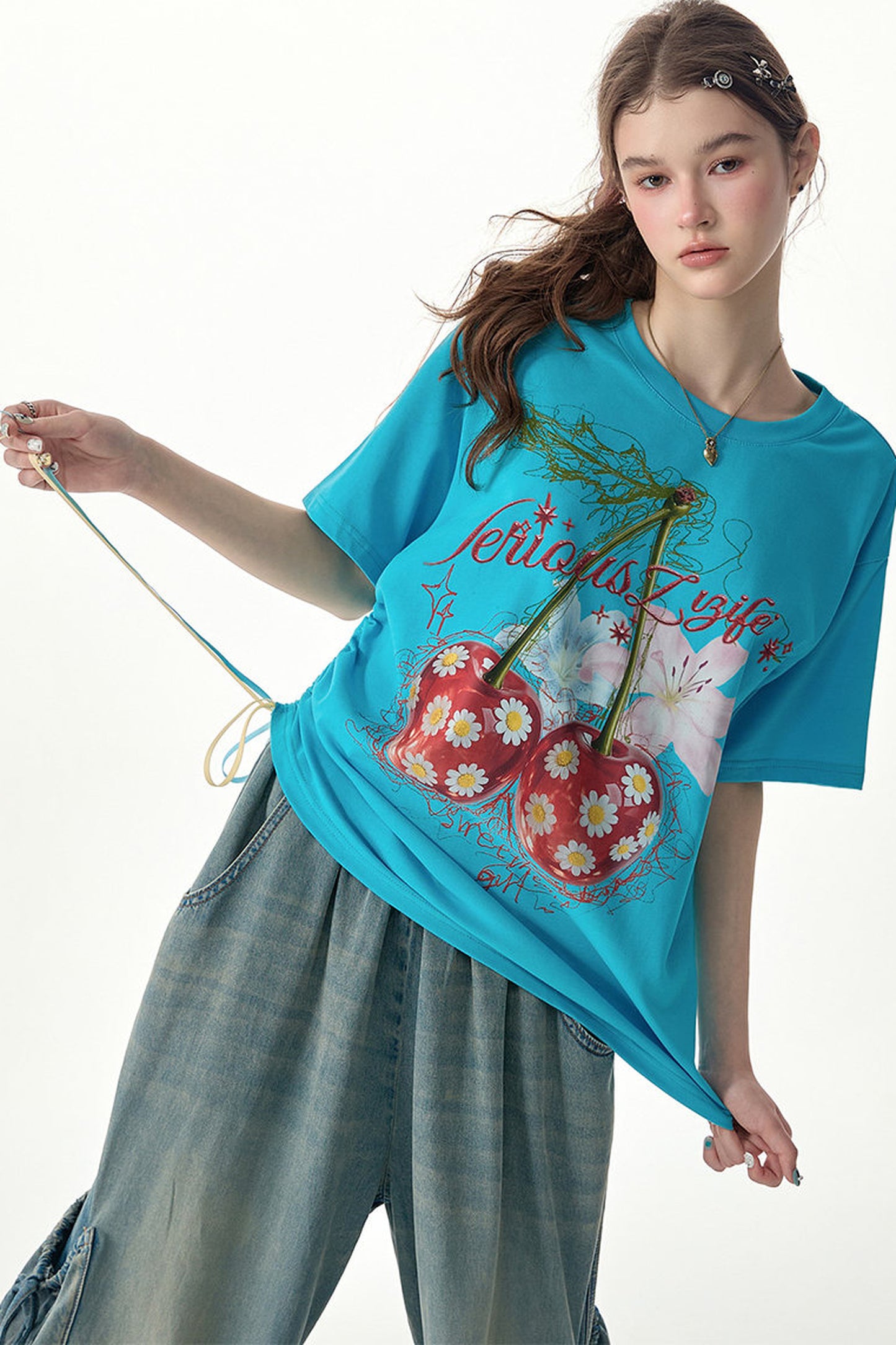Blaues Baumwoll-T-Shirt mit Kirsch- und Gänseblümchenmuster