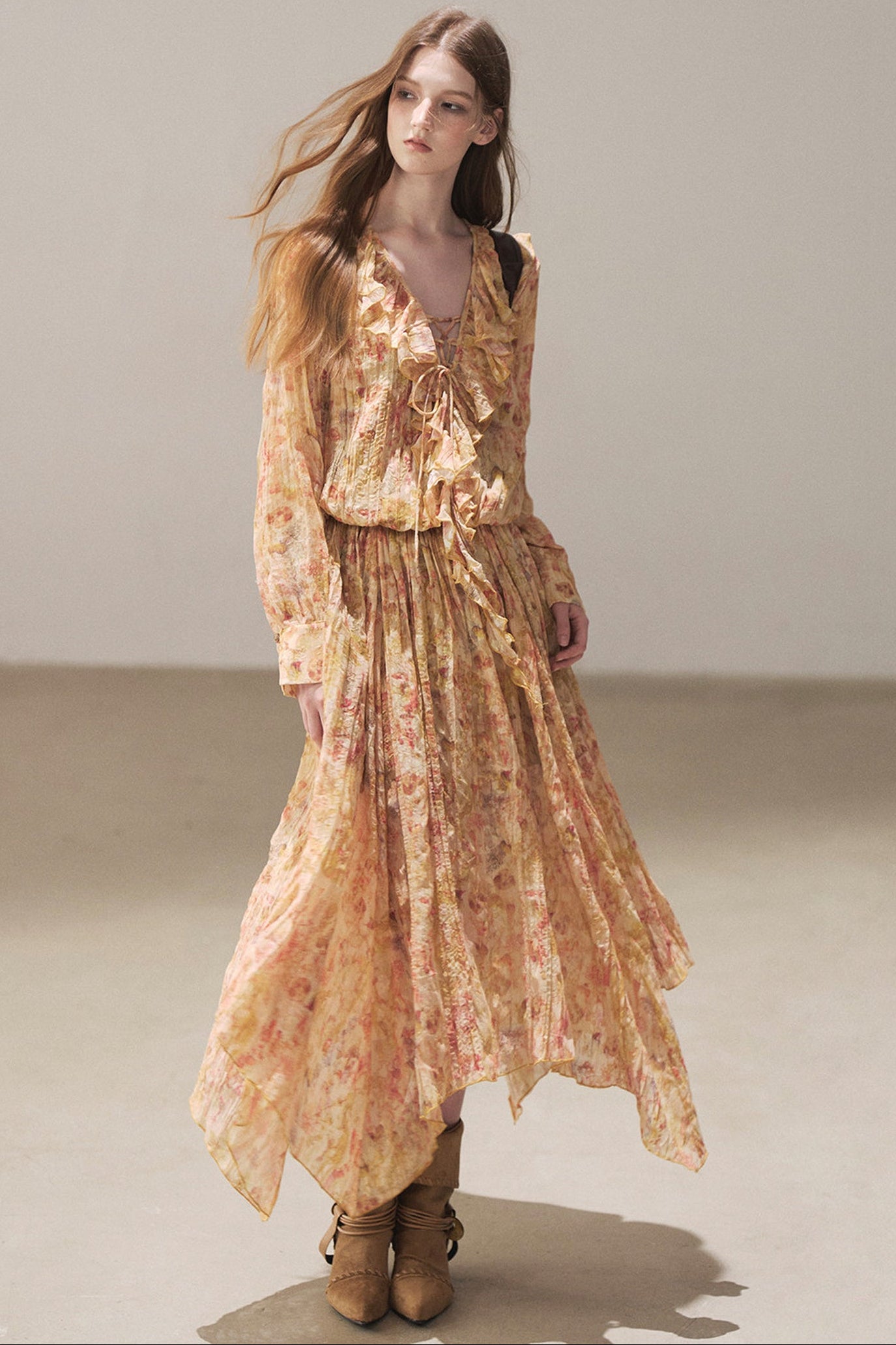 Langes Rüschenkleid mit Blumenmuster in Bernstein-Dämmerung