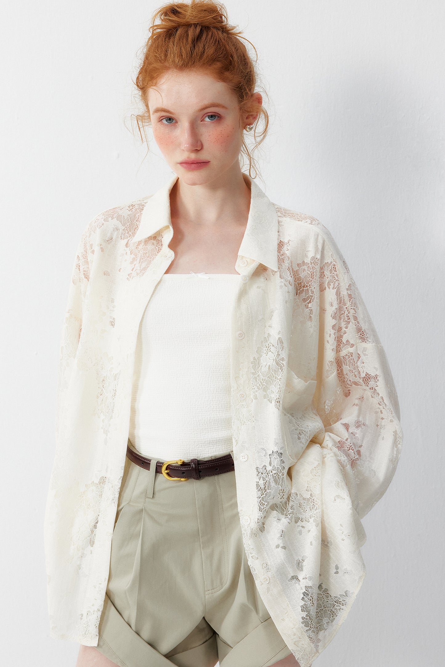 Chemisier floral en dentelle blanc cassé