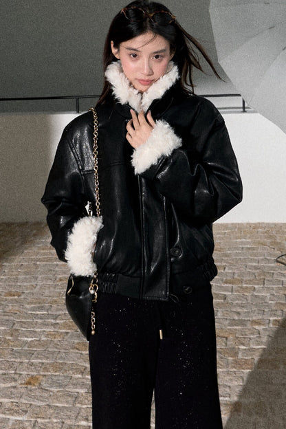 Kurze Jacke aus strukturiertem Leder mit Stehkragen