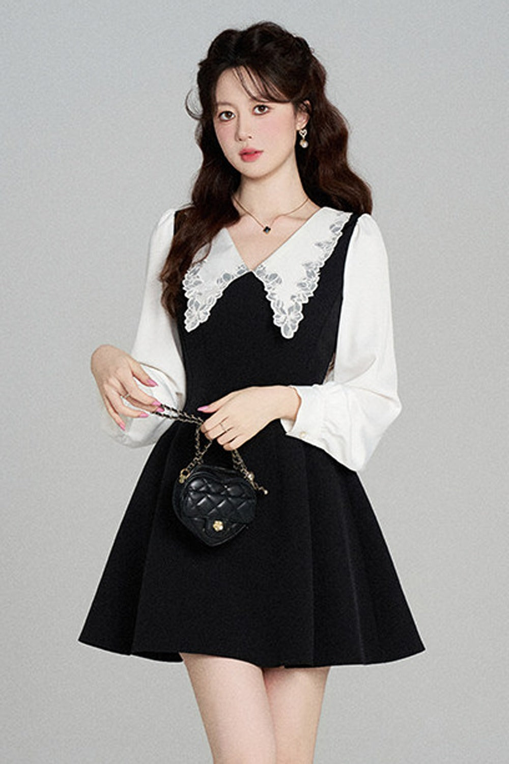 Schwarzes A-Linien-Kleid mit Bubikragen und tailliertem Schnitt