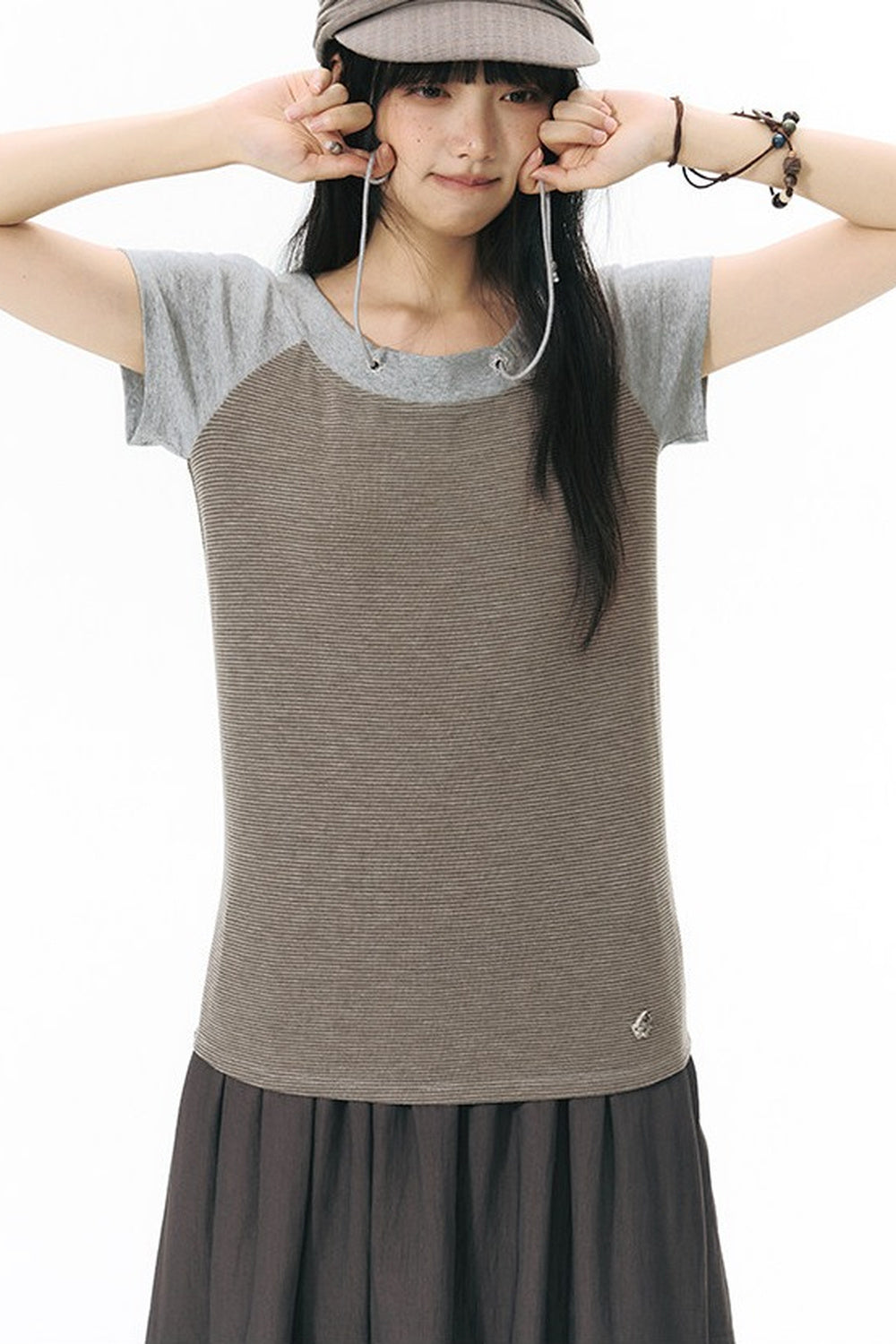 Schulterfreies gestreiftes Raglan-T-Shirt