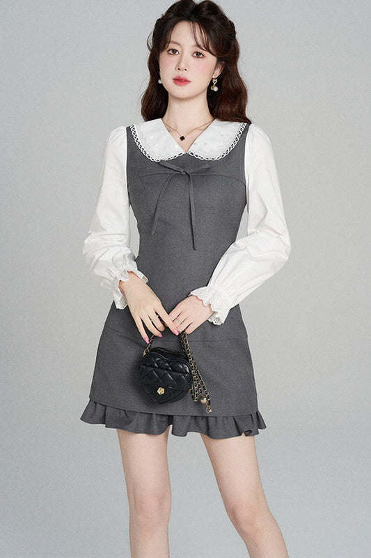 Graues Kleid mit Bubikragen und geraffter Taille