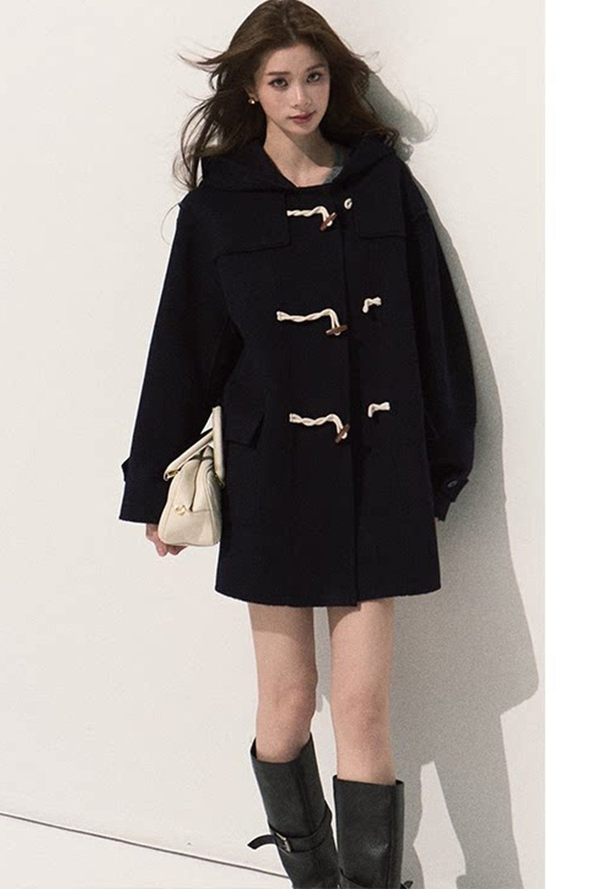 Manteau en laine à capuche avec brandebourgs