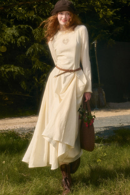 Langes Kleid mit Taillenschleife und Stickerei
