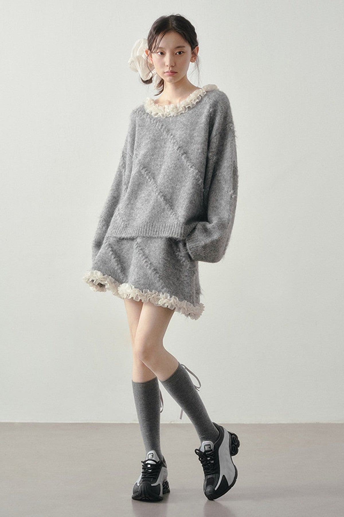 Conjunto de suéter holgado y falda con volantes
