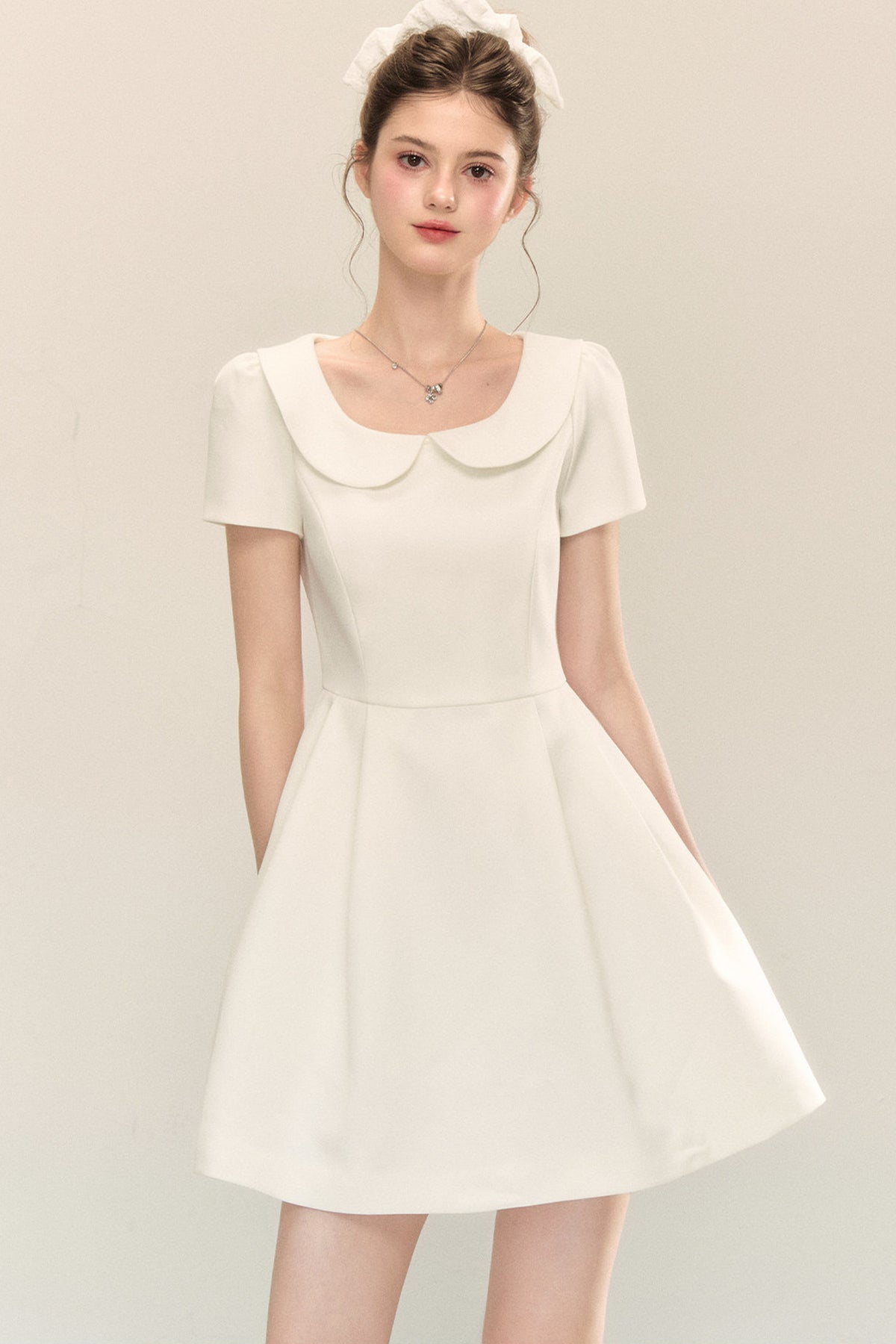 Kurzärmeliges A-Linien-Kleid mit Bubikragen und Puffärmeln