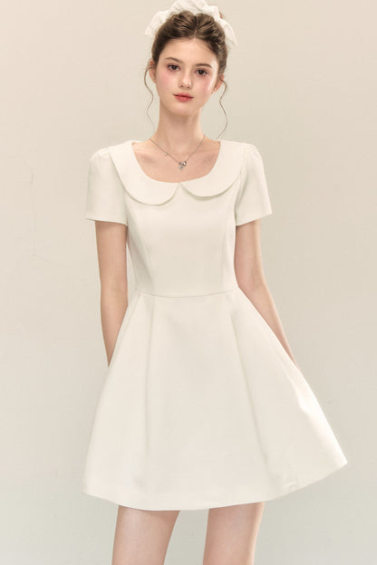 Kurzärmeliges A-Linien-Kleid mit Bubikragen und Puffärmeln