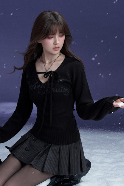 Maglione nero e viola con scollo a V e laccetti
