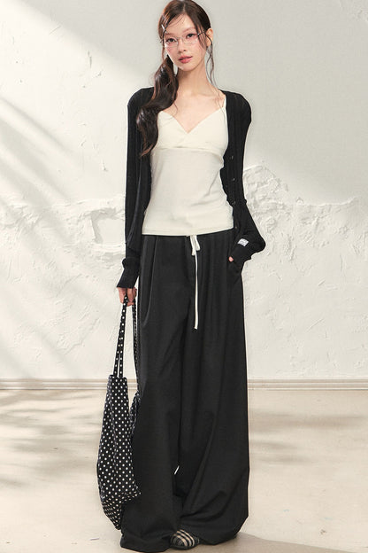 Completo con cardigan sottile a maglia, canotta, pantaloni e gonna