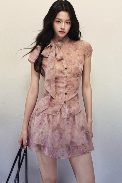 Set con blusa in tessuto velato a stampa rose e gonna a trapezio