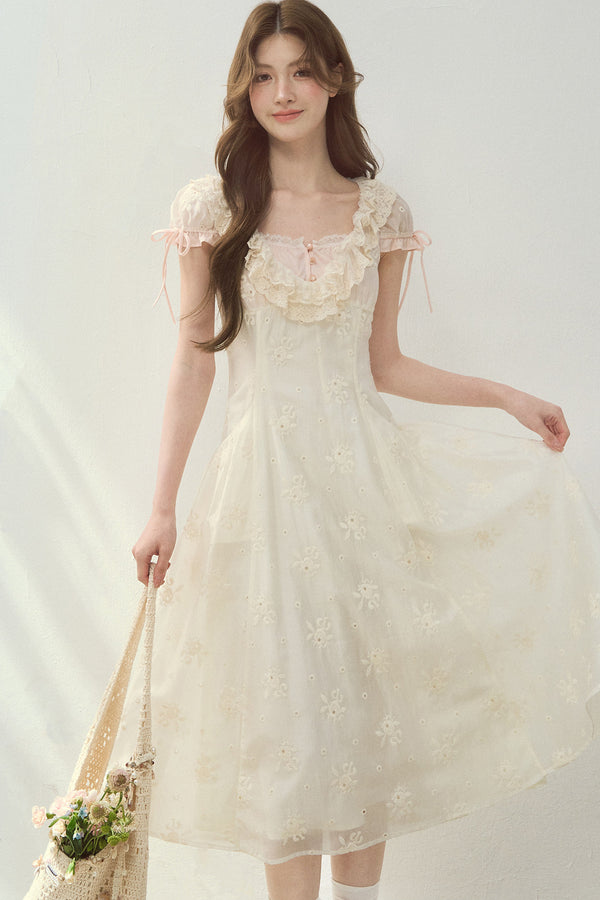 Vestido de lyocell con rosas bordadas y escote cuadrado