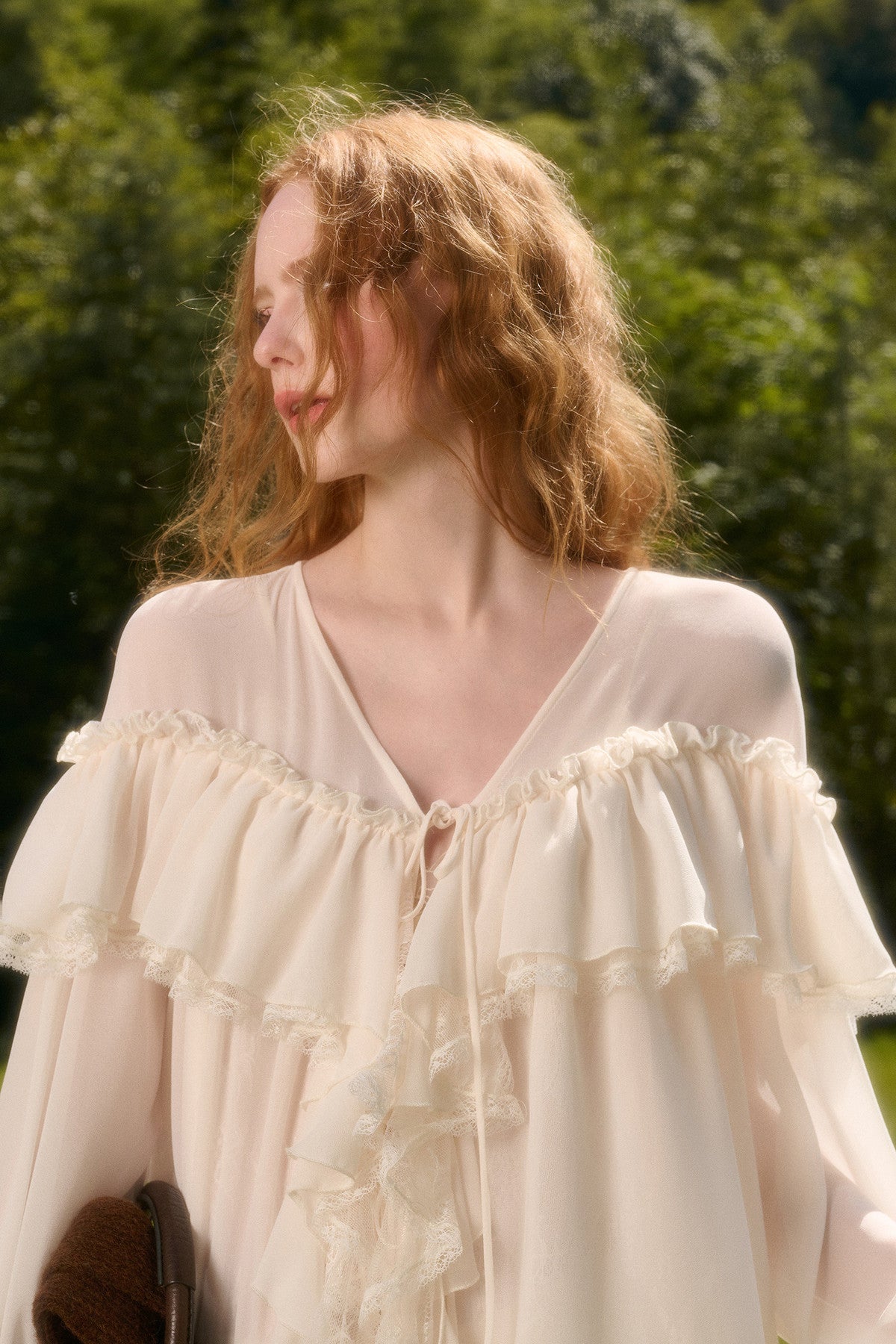 Ensemble avec haut en dentelle à col V et jupe à volants