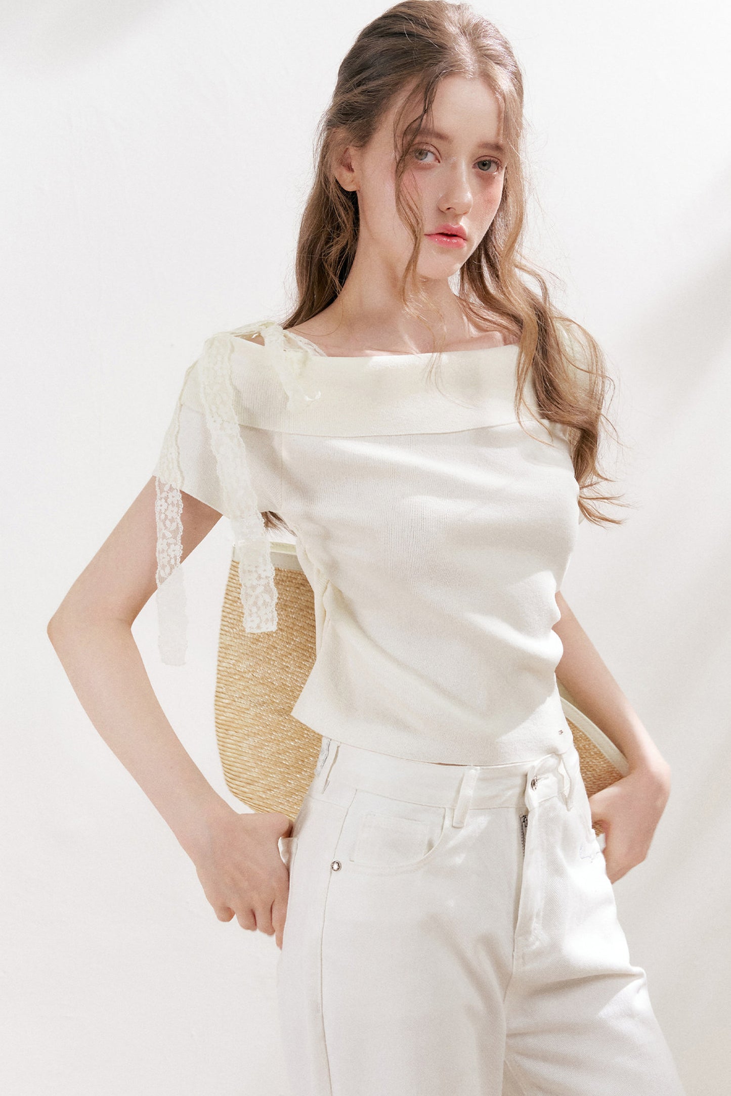 Top in maglia con spalle scoperte e fiocco in pizzo
