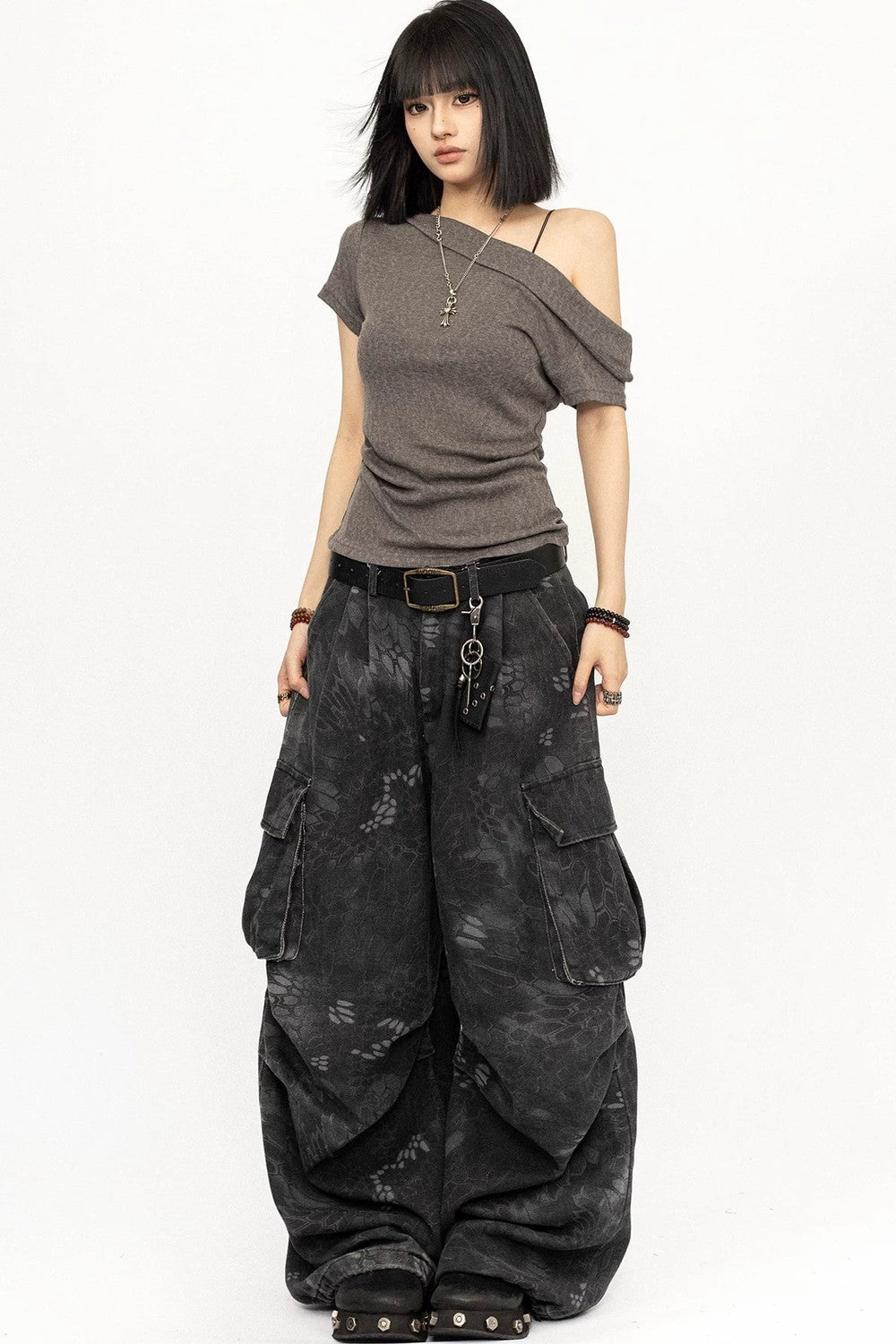 Top minimalista grigio con spalle scoperte
