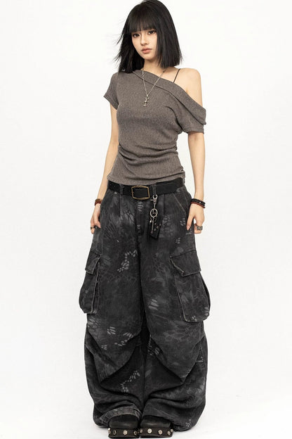 Top minimalista grigio con spalle scoperte