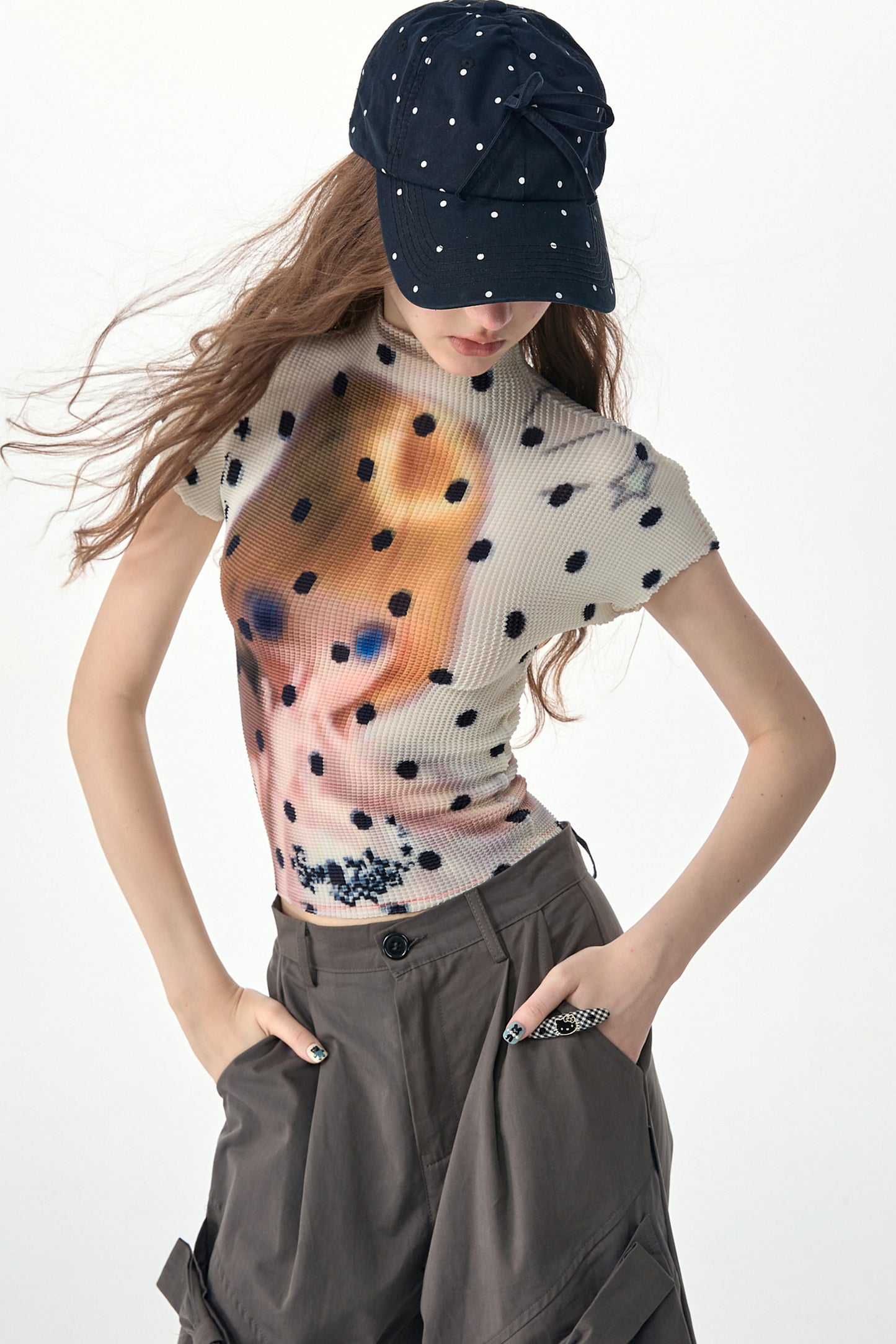 Weißes Pünktchen-T-Shirt mit Puppenaufdruck